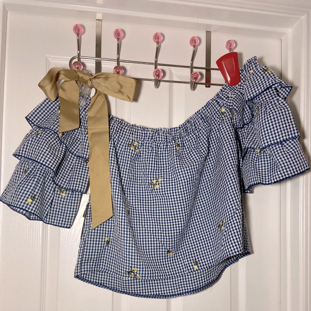 MAXSPORT shoulder-less checkered shirt.